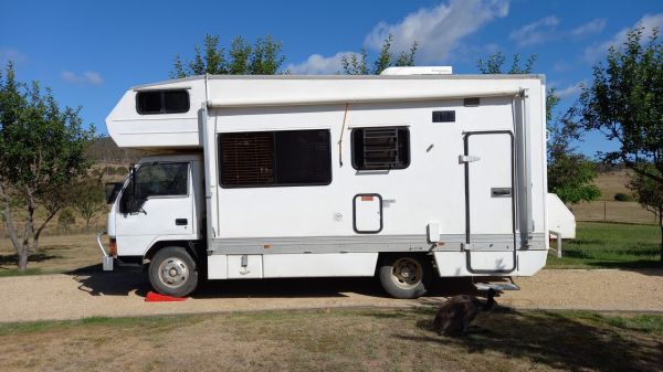 1991 White Mitsubishi Canter Motorhome image