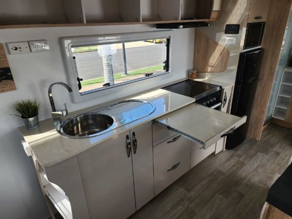 2025 Avan Aspire Caravan 587-2 image