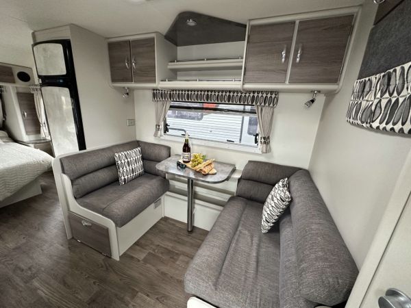 2017 Jurgens Lunagazer J2403 Caravan image