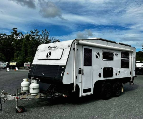2005 Supreme Getaway Offroad Off Road Caravan 18' ISLAND BED image