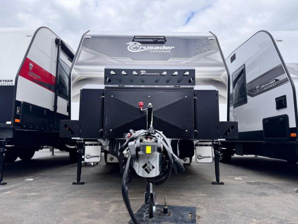 2025 Crusader X-Country Madmax 19'6ft Airbags Off-Grid Couples Van image
