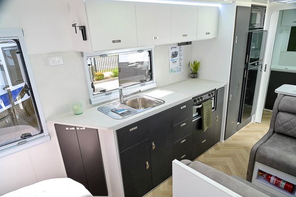 2025 Design RV Crx V5.2+ Caravan image