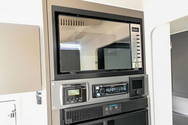 2025 Design RV Hybrid 16' Hcx16C Caravan image