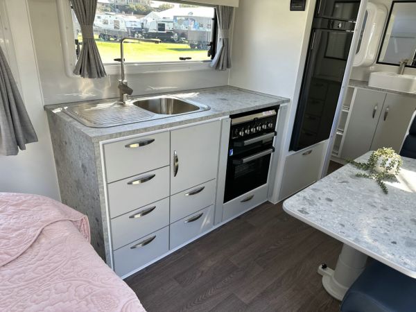 2025 Supreme 1760_C_K2E3_S Territory Caravan 17'6 image