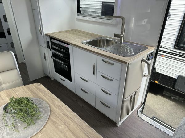 2025 Leader 2260_Cr_K1E7B_T Gold Le Caravan 22'6 image