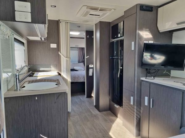 2019 Jayco Journey 22'6 Club Lounge Caravan image
