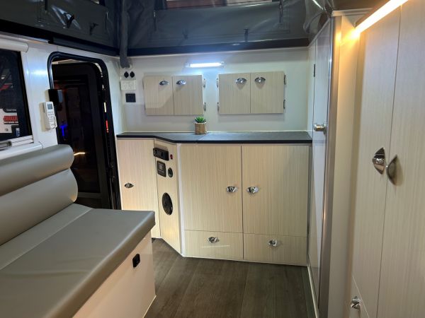 2025 Jawa Stealth 16 Hybrid Pop Top image