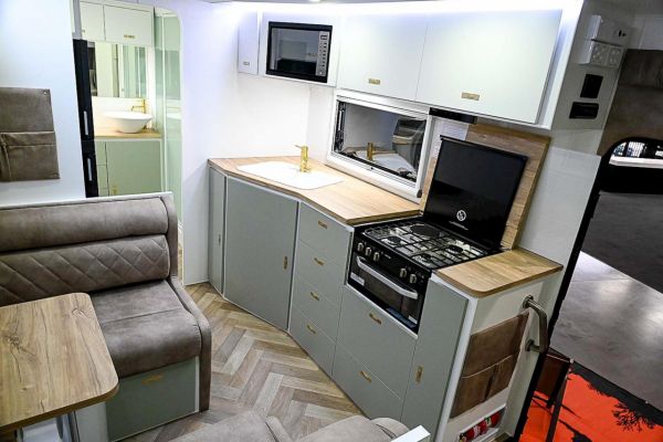 2025 Design RV Crx V7.7 Caravan image