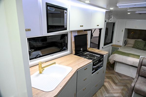 2025 Design RV Crx V7.7 Caravan image