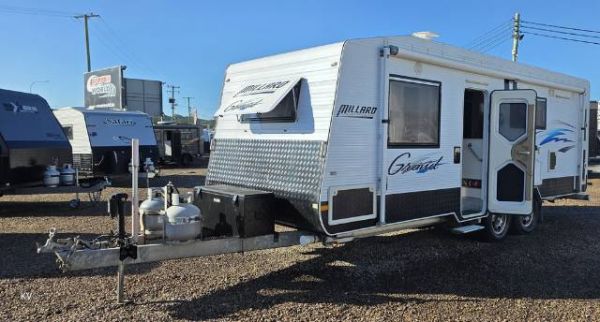 2014 Millard Grand 21' Caravan SUPER CLEAN image