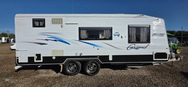 2014 Millard Grand 21' Caravan SUPER CLEAN image