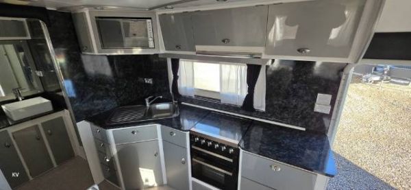 2014 Millard Grand 21' Caravan SUPER CLEAN image