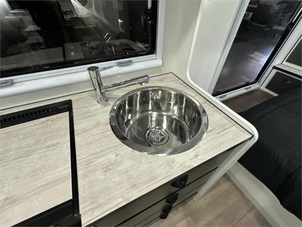 2025 Van Cruiser Caravans X MACHINE HTO Caravan image