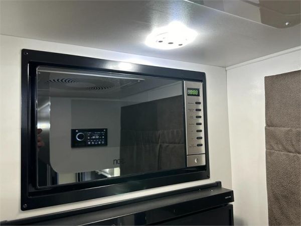 2025 Van Cruiser Caravans X MACHINE HTO Caravan image