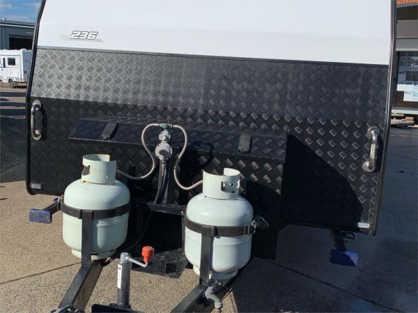 2021 PARAMOUNT Commander 22'8 Caravan image