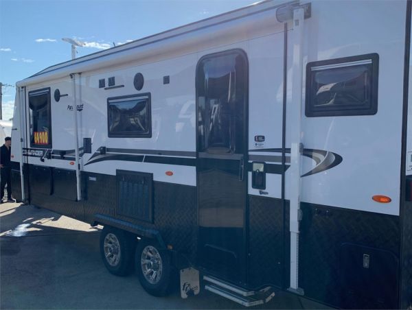 2021 PARAMOUNT Commander 22'8 Caravan image