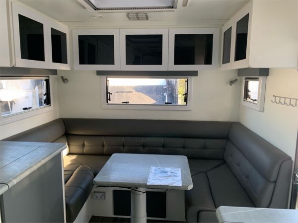 2021 PARAMOUNT Commander 22'8 Caravan image