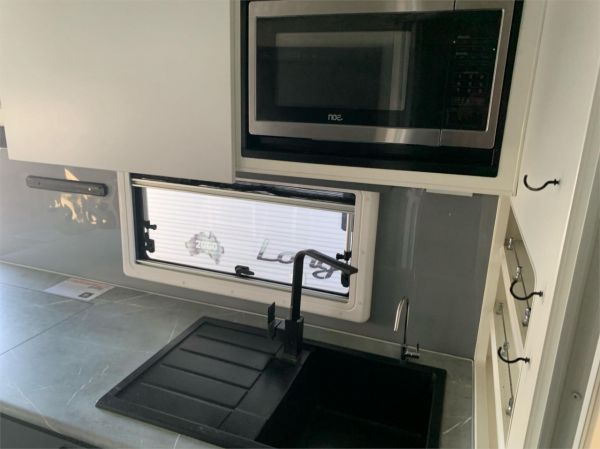 2021 PARAMOUNT Commander 22'8 Caravan image