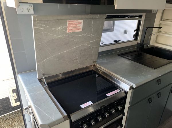 2021 PARAMOUNT Commander 22'8 Caravan image