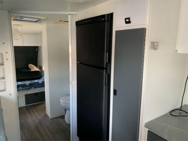 2021 PARAMOUNT Commander 22'8 Caravan image