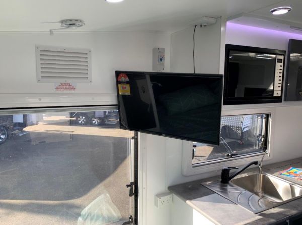 2020 Highline ENFORCER Caravan 17' 6'' Semi-off Road $64,500 image