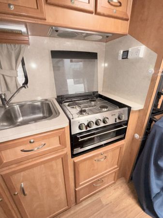 2012 Newlands Onyx Caravan image