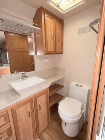 2012 Newlands Onyx Caravan image