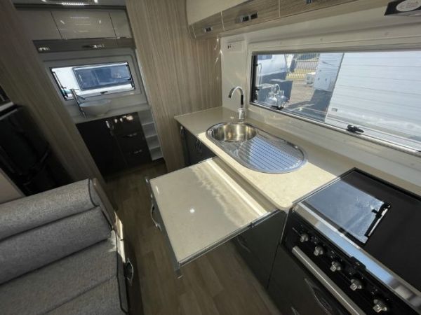 2025 Avan Aspire Caravan 572 image