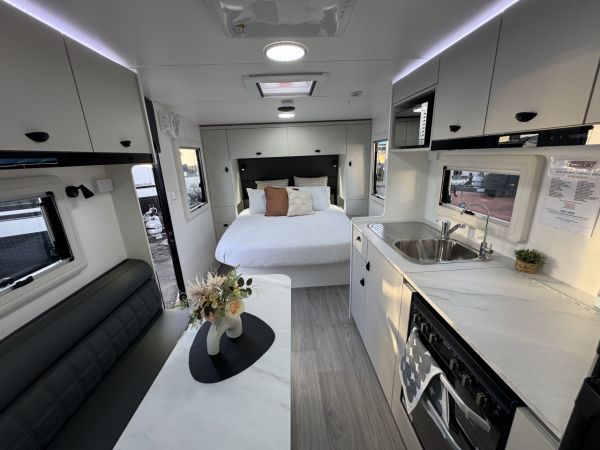 2025 Viscount V2 Family-3BS Caravan image