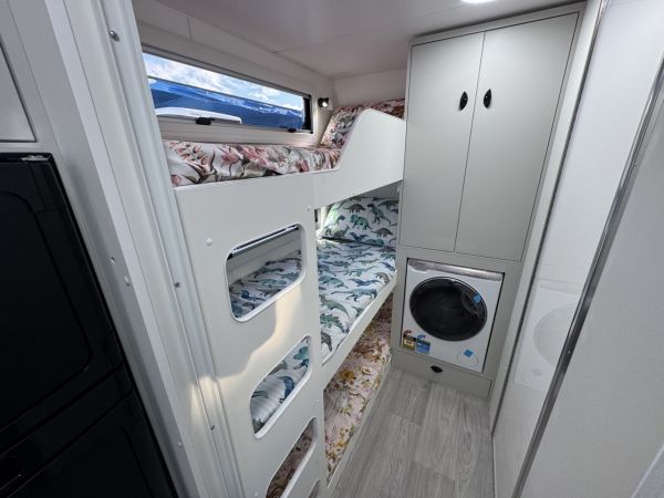 2025 Viscount V2 Family-3BS Caravan image