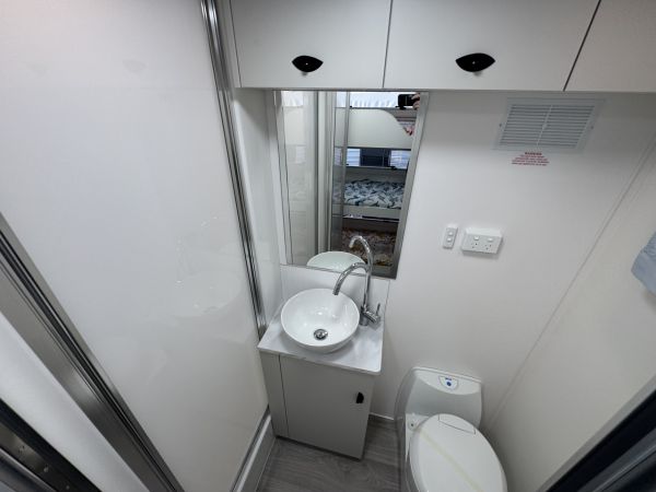 2025 Viscount V2 Family-3BS Caravan image