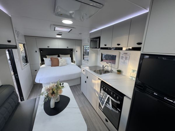 2025 Viscount V2 Family-3BS Caravan image