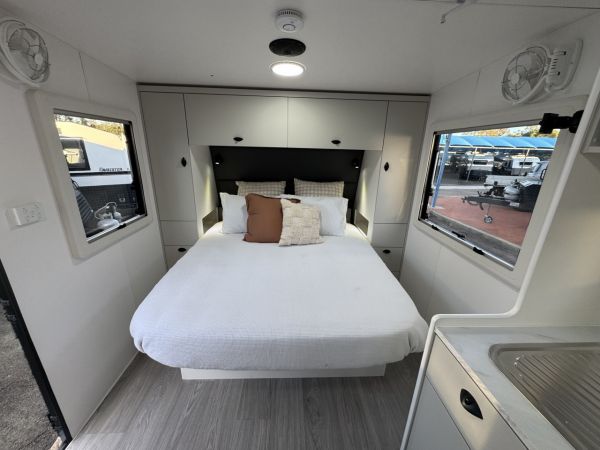 2025 Viscount V2 Family-3BS Caravan image