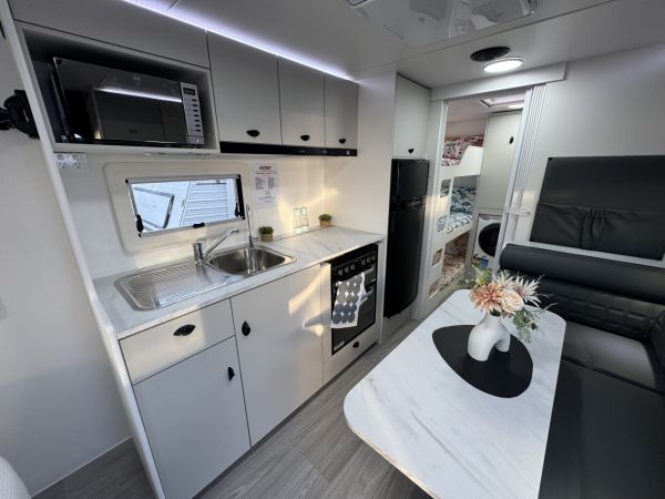 2025 Viscount V2 Family-3BS Caravan image