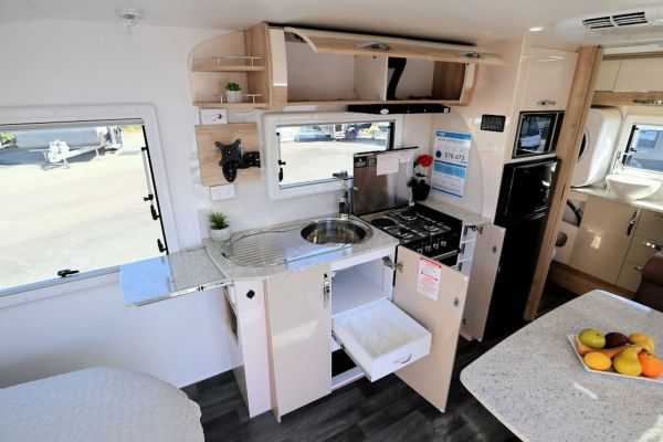 2025 Avan Aspire Caravan 555-1 image