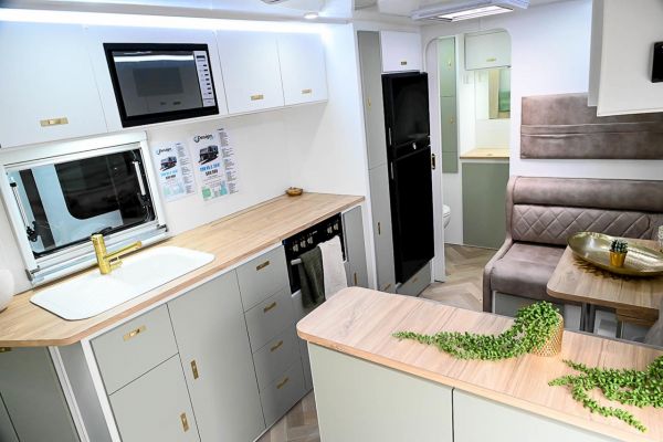 2025 Design RV Crx V5.3 Caravan image