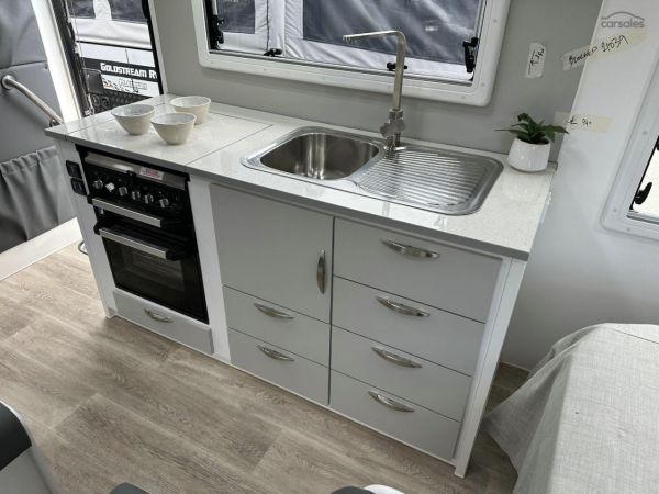 2025 Supreme 1800_R_K1E3_S Classic Tourer 18' image