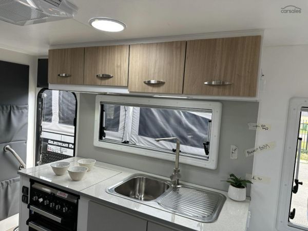 2025 Supreme 1800_R_K1E3_S Classic Tourer 18' image