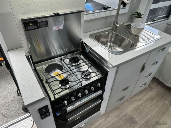 2025 Supreme 1800_R_K1E3_S Classic Tourer 18' image