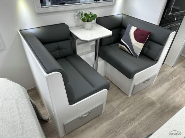 2025 Supreme 1800_R_K1E3_S Classic Tourer 18' image