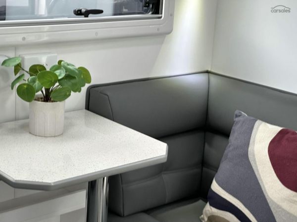 2025 Supreme 1800_R_K1E3_S Classic Tourer 18' image