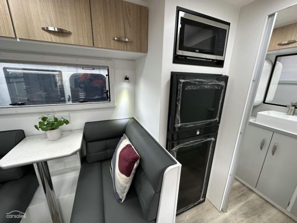 2025 Supreme 1800_R_K1E3_S Classic Tourer 18' image