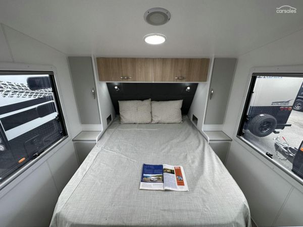 2025 Supreme 1800_R_K1E3_S Classic Tourer 18' image