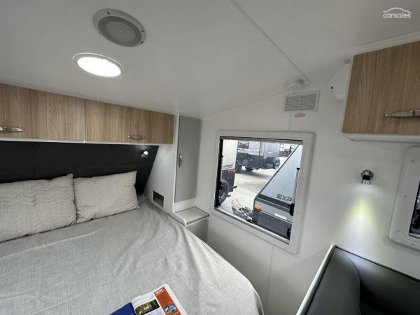 2025 Supreme 1800_R_K1E3_S Classic Tourer 18' image