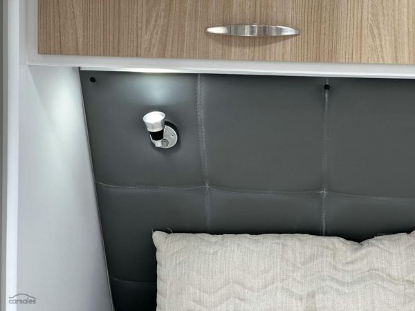 2025 Supreme 1800_R_K1E3_S Classic Tourer 18' image