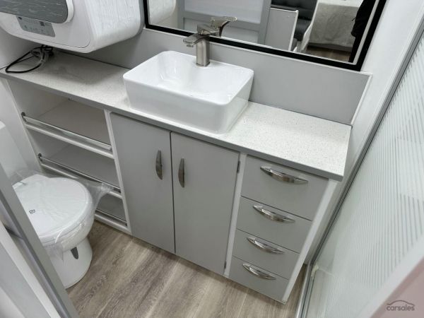 2025 Supreme 1800_R_K1E3_S Classic Tourer 18' image