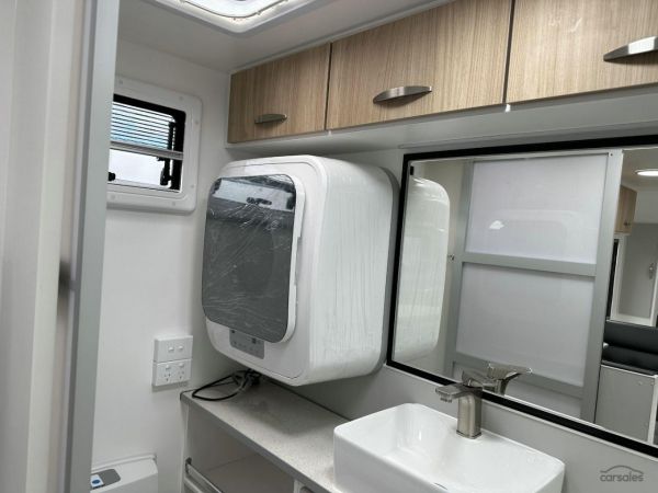 2025 Supreme 1800_R_K1E3_S Classic Tourer 18' image