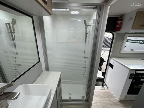 2025 Supreme 1800_R_K1E3_S Classic Tourer 18' image