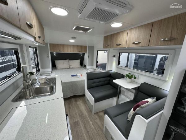 2025 Supreme 1800_R_K1E3_S Classic Tourer 18' image