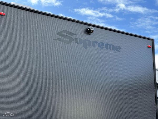 2025 Supreme 1800_R_K1E3_S Classic Tourer 18' image